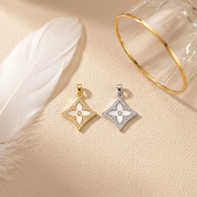 Four-Leaf Clover Zircon Inlaid Necklace